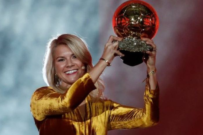 Ada Hegeberg mendapat pertanyaan bernada pelecehan usai menerima Ballon d'Or 2018.