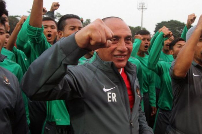 Edy Rahmayadi bersama pemain dan pelatih TImnas Indonesia U-16