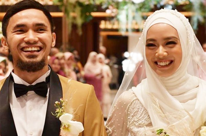 Achmad Hulaefi dan Lindswell Kowk dalam acara resepsi pernikahan mereka di Hotel Ayana Midplaza, Jakarta, Minggu (9/12/2018).