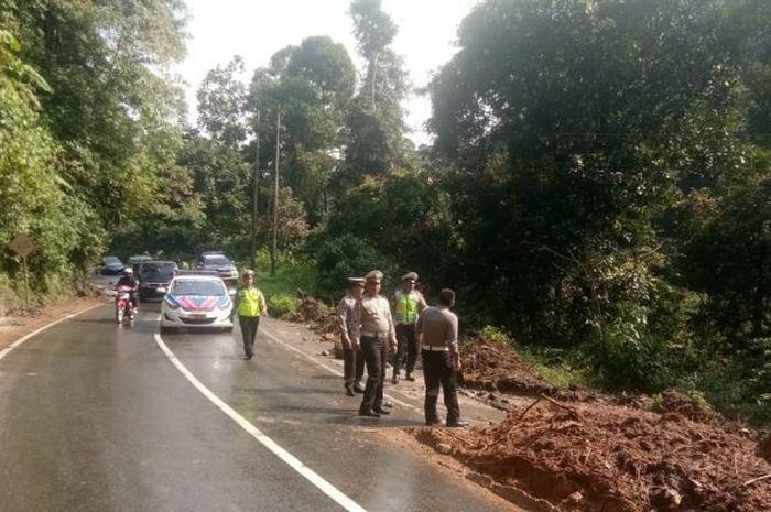 Air Terjun Lembah Anai Meluap Jalur Buktitinggi Padang