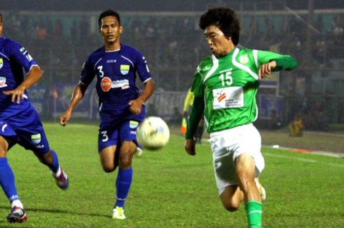 Shin Hyun-joon (kanan/hijau), salah satu pemain asing PSMS Medan di ISL 2011/12 yang juga belum mend