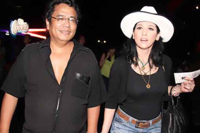 Hotman Paris dan Meriam Bellina datang ke konser bersama.