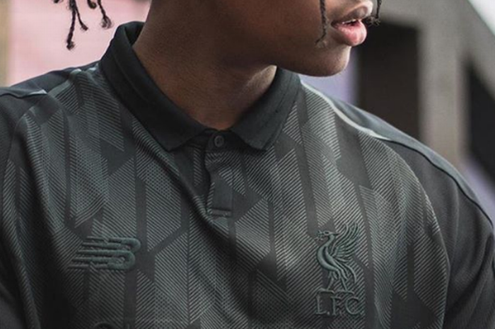 Jersey terbaru Liverpool warna hitam untuk musim 2018-2019.