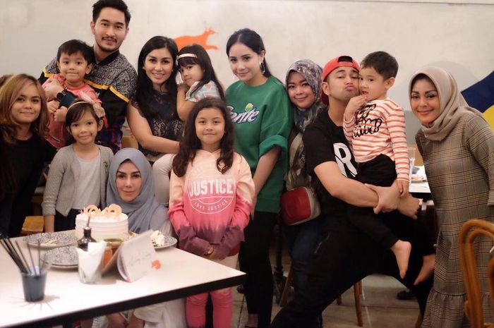 Baju Nagita Slavina Berlogo Merek Minuman Jadi Sorotan, Harganya Bisa