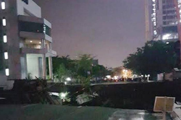 TibaTiba Muncul Lubang Raksasa di Depan Rumah, Warga Makin Kaget saat