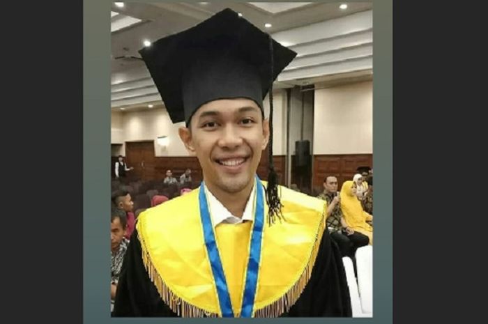 Fajar Alfian ketika mengikuti upacara wisuda kelulusan.