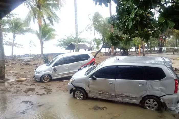 Kondisi setelah terjangan tsunami di Wisma Kompas Karang Bolong, Banten.