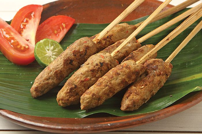 Hidangan sate lilit daging.