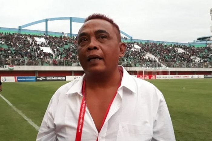 Manajer PSS Sleman, Sismantoro, saat ditemui awak media di tengah perayaan kesuksesan tim Elang Jawa merebut satu tiket promosi ke Liga 1 musim depan di Stadion Maguwoharjo, Sleman, Rabu (28/11/2018).