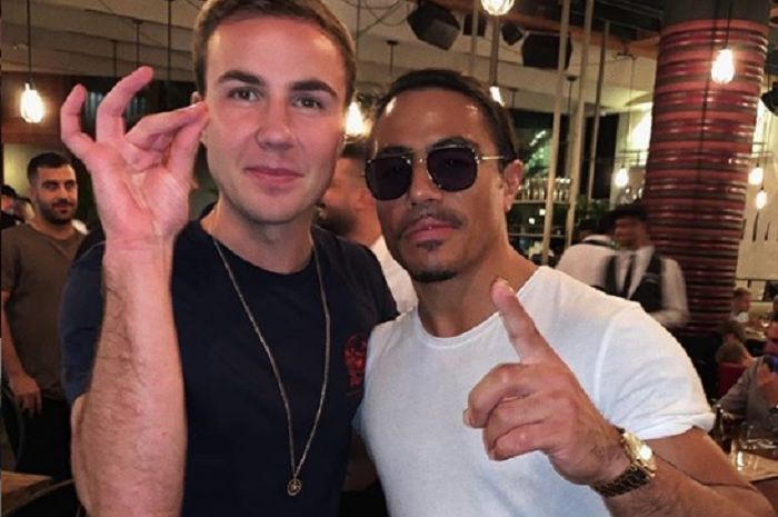 Pemain Borussia Dortmund, Mario Goetze (kiri) dan Koki Salt Bae (Kanan).