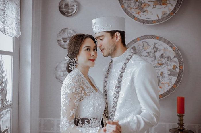 Dikabarkan Menikah Diam-Diam, Tahun Baru Aura Kasih Unggah Foto-Foto Pernikahannya dengan Eryck ...