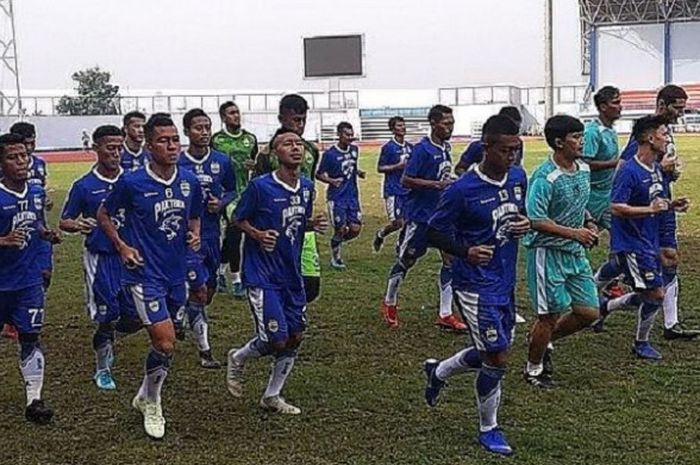 Sejumlah pemain Persib Bandung berlatih di Stadion Sport Jabar Arcamanik, Kota Bandung, Senin (14/1/2019).