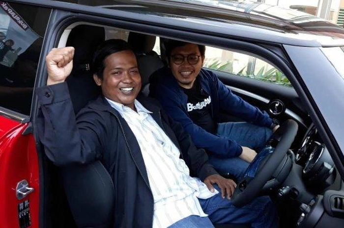 Dedi Heryadi menjajal Mini Cooper miliknya di kantor Bukalapak, Kemang Timur, Jakarta Selatan, Senin (17/12/2018).
