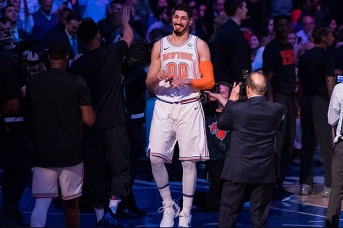 Center New York Knicks, Enes Kanter bersiap untuk memasuki arena pertandingan.