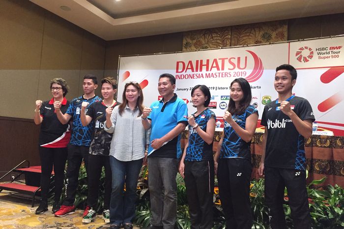 (ki-ka) Humas PBSI Yuni Kartika, Kabid Bindpres PBSI Susy Susanti, atlet ganda campuran Indonesia Li