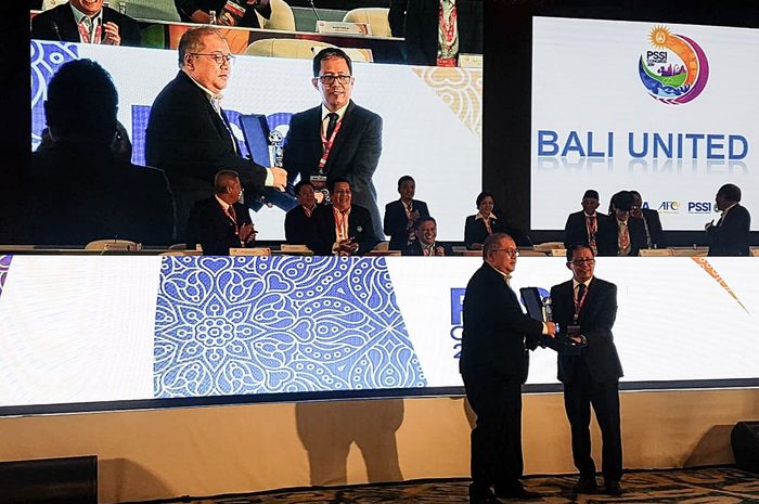 CEO Bali United, Yabes Tanuri, menerima penghargaan dari PSSI