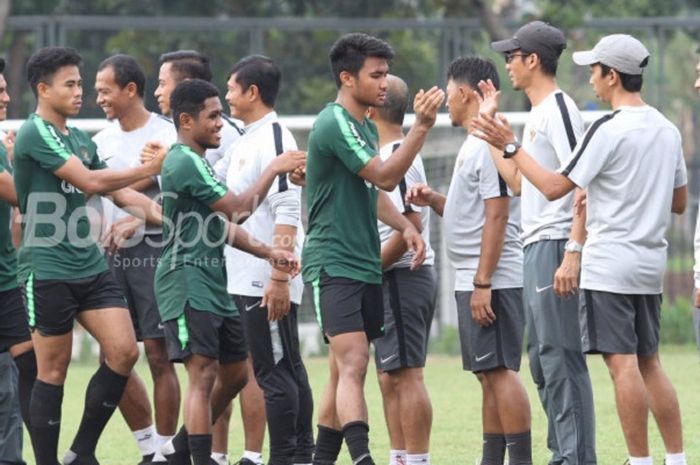 Timnas U-22 Indonesia saling tos usai berlatih di Senayan, Jakarta Pusat.