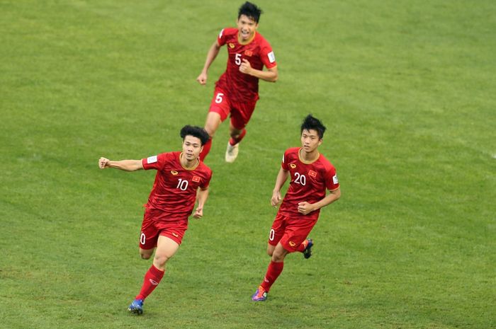 Selebrasi pemain timnas Vietnam seusai memastikan ke perempat final Piala Asia 2019, Minggu (20/1/20