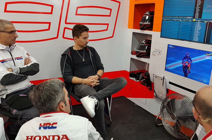 Jorge Lorenzo sedang bersama para kru tim Repsol Honda.