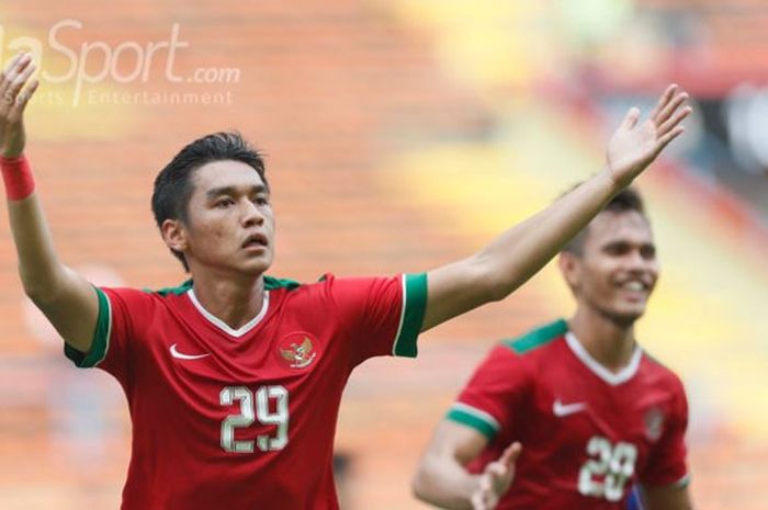 Selebrasi penyerang Septian David Maulana dan Rezaldi Hehanusa seusai menyamakan skor 1-1 saat timnas U-22 Indonesia bersua Thailand pada laga perdana kedua tim pada Grup B SEA Games 2017 di Stadion Shah Alam, Selangor, 15 Agustus 2017.