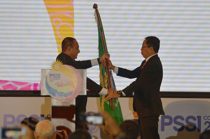 Edy Rahmayadi (kiri) menyerahkan bendera organisasi PSSI kepada Joko Driyono