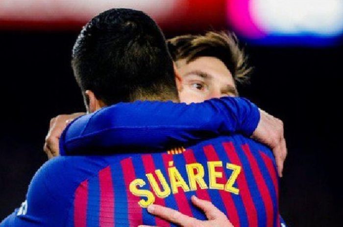 Megabintang FC Barcelona, Lionel Messi, melakukan selebrasi bersama Luis Suarez dalam laga Liga Span