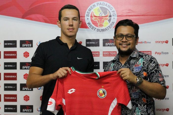 Manager Semen Padang dengan Nildo Victor Juffo saat memperlihatkan jersey Semen Padang, Jumat (18/1/