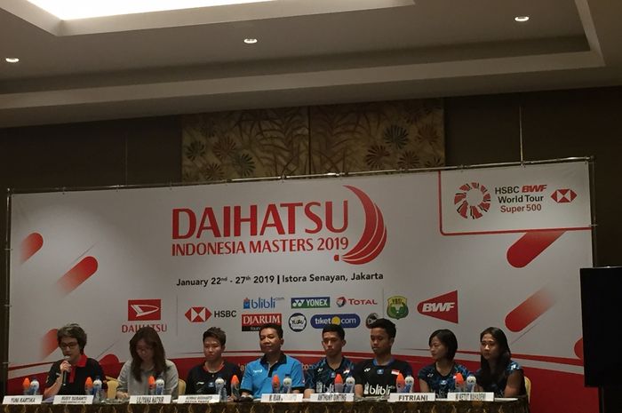 (ki-ka) Humas PBSI Yuni Kartika, Kabid Bindpres PBSI Susy Susanti, atlet ganda campuran Indonesia Li