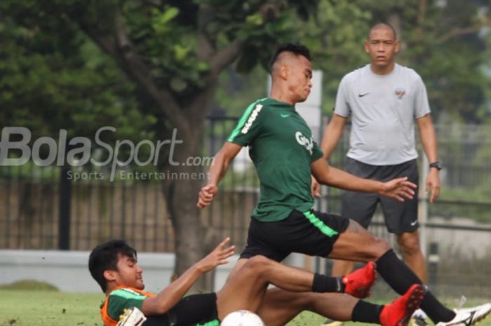 Asisten Pelatih Timnas U-22 Indonesia, Nova Arianto, mengawasi latihan anak asuhnya saat Training Ca