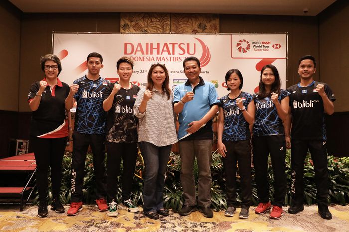 Kabid Binpres PP PBSI Susy Susanti (keempat dari kiri) berpose dengan para narasumber dan moderator pada konferensi pers Indonesia Masters 2019 di The Sultan Hotel, Jakarta, Senin (21/1/2019).