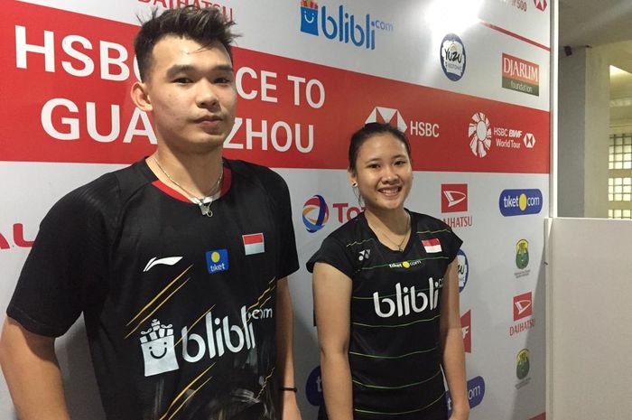 Pasangan ganda campuran Indonesia, Rinov Rivaldi dan Pitha Haningtyas Mentari, usai bertanding pada laga Indonesia Masters 2019 di Istora Senayan, Selasa (22/1/2019)