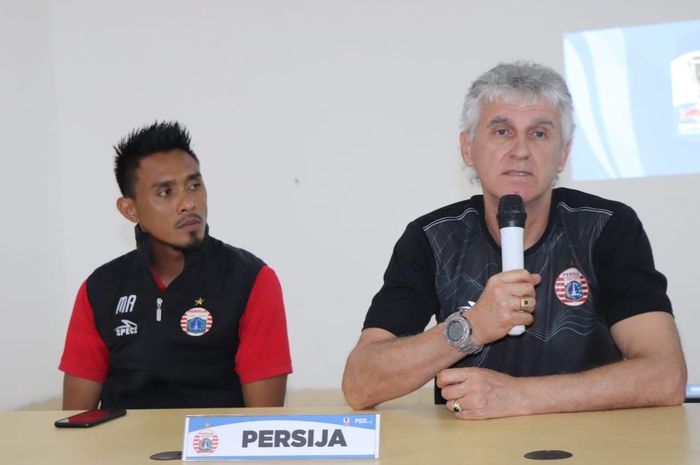 Pemain dan pelatih Persija Jakarta, Maman Abdurrahman dalam jumpa pers di ruang media Stadion Patriot Chandarbhaga, Bekasi, Selasa (22/1/2019).