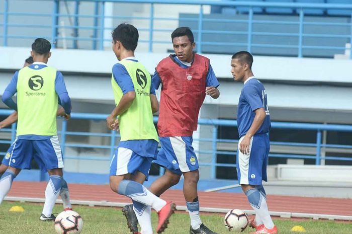 Gelandang muda Persib Bandung, Muhamad Syafril Lestaluhu, ikut berlatih dengan tim seniornya.