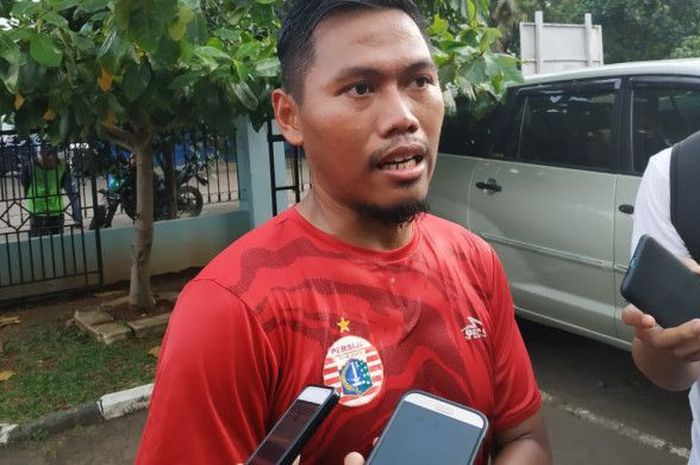 Tony Sucipto menjawab pertanyaan wartawan sesuai latihan perdananya bersama Persija Jakarta di Lapan