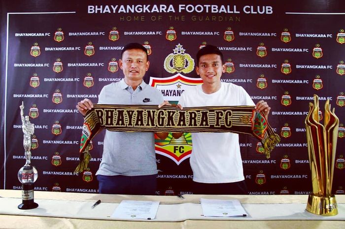 Dendy Sulistyawan telah memperpanjang kontrak dengan Bhayangkara FC pada musim 2019.