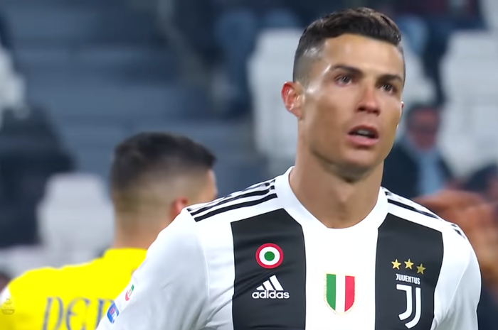 Pemain andalan Juventus, Cristiano Ronaldo, tampak resah usai sepakan penaltinya digagalkan kiper Chievo.