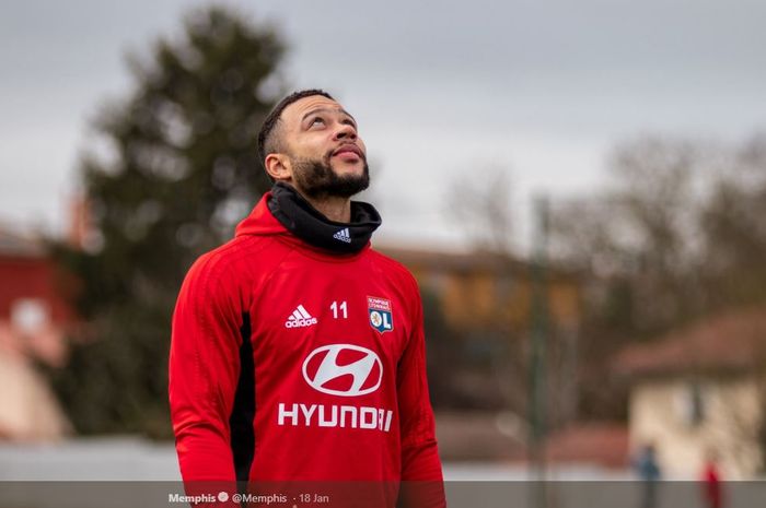 Bintang Olympique Lyon, Memphis Depay, menjadi target transfer AC milan pada jendela transfer musim panas nanti