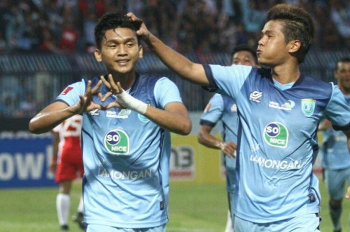 Dendy Sulistyawan merayakan gol saat membela Persela Lamongan di Liga 1 2018