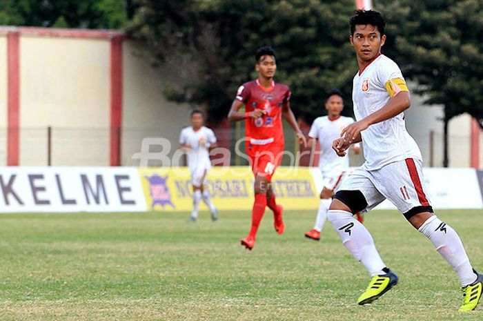 Penyerang PS Mojokerto Putera, Indra Setiawan, saat tampil melawan Semeru FC dalam laga pekan ke-5 Grup Timur Liga 2 di Stadion Semeru Lumajang, Jawa Timur, Senin (14/05/2018) sore.