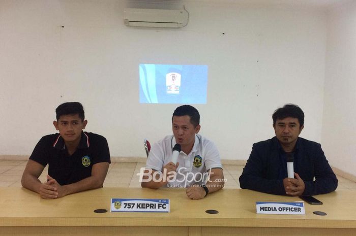 Pelatih 757 Kepri Jaya, Regi Aditya, saat sesi jumpa pers jelang melawan Persija Jakarta pada babak 32 besar Piala Indonesia 2018 di Stadion Patriot, Bekasi, Jawa Barat, Rabu (23/1/2019)