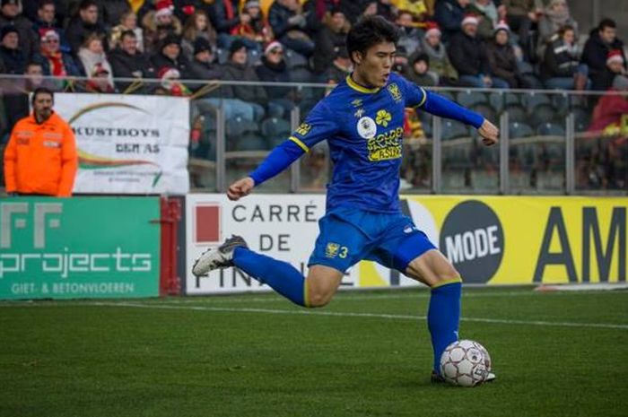 Aksi bek asal Jepang,  Takehiro Tomiyasu untuk klub Liga Belgia, Sint-Truiden.