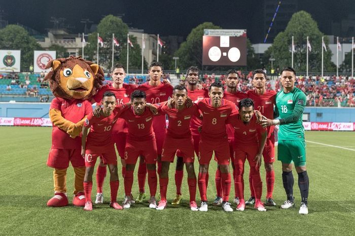 Para pemain timnas Singapura sebelum menjamu Taiwan pada laga Grup E kualifikasi Piala Asia 2019 di Stadion Jalan Besar, Sabtu (10/6/2017) malam.