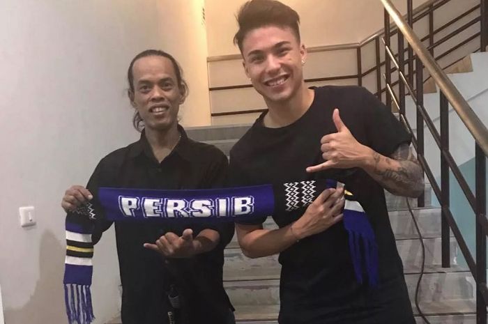 Bintang sepak bola Thailand Charyl Chappuis (kanan) sangat senang bertemu Ronaldikin sambil membentangkan syal Persib Bandung.