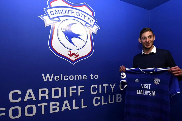 Striker anyar Cardiff City, Emiliano Sala saat dikenalkan pada Sabtu (19/1/2019).