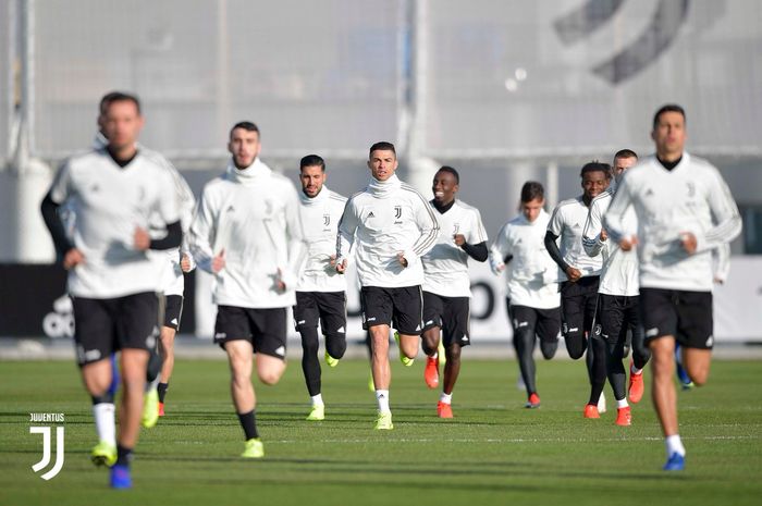 Para pemain Juventus menjalani sesi latihan.