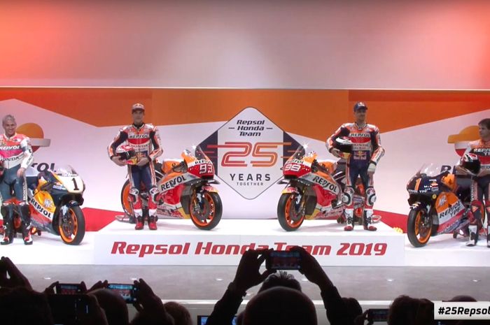 Mick Doohan, Marc Marquez, Jorge Lorenzo, dan Alex Criville saat menghadiri acara peresmian tim Repsol Honda untuk MotoGP 2019.