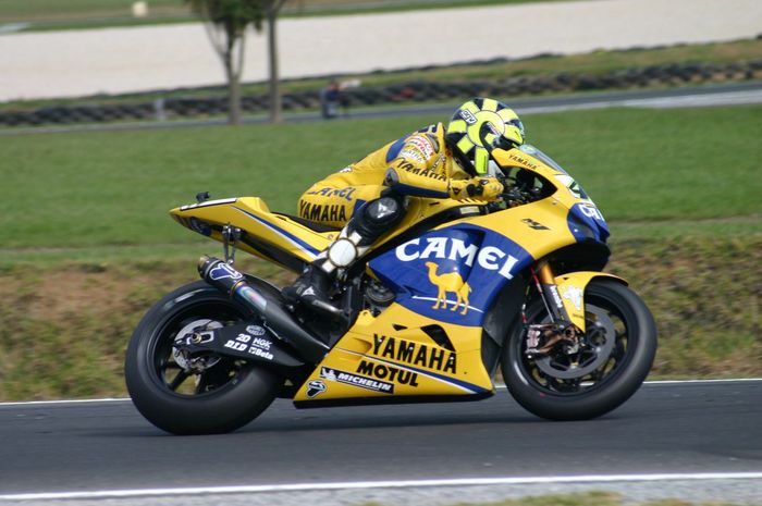 Motor Yamaha M1 pernah menggunakan livery warna kuning pada MotoGP 2006