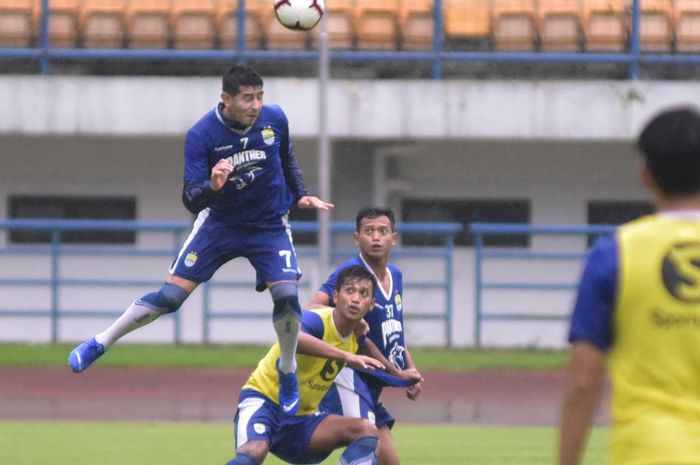 Esteban Vizcarra Menyundul Bola Hasil Umpan yang Dibuat Srdan Lopicic dalam Sebuah Game Internal yang Digelar Persib Bandung