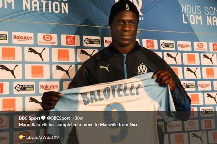 Mario Balotelli berpose dengan seragam Olympique Marseille.