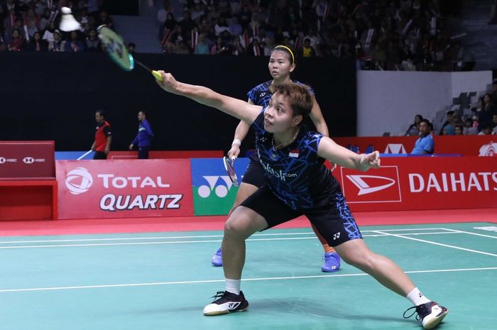 Pasangan ganda putri Indonesia, Greysia Polii/Apriyani Rahayu, mengembalikan kok ke arah Stefani Stoeva/Gabriele Stoeva (Bulgaria) pada babak pertama Indonesia Masters 2019 di Istora Senayan, Jakarta, Selasa (23/1/2019).